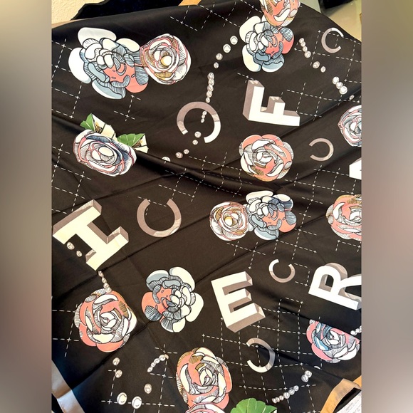 Silky scarf - Picture 1 of 3